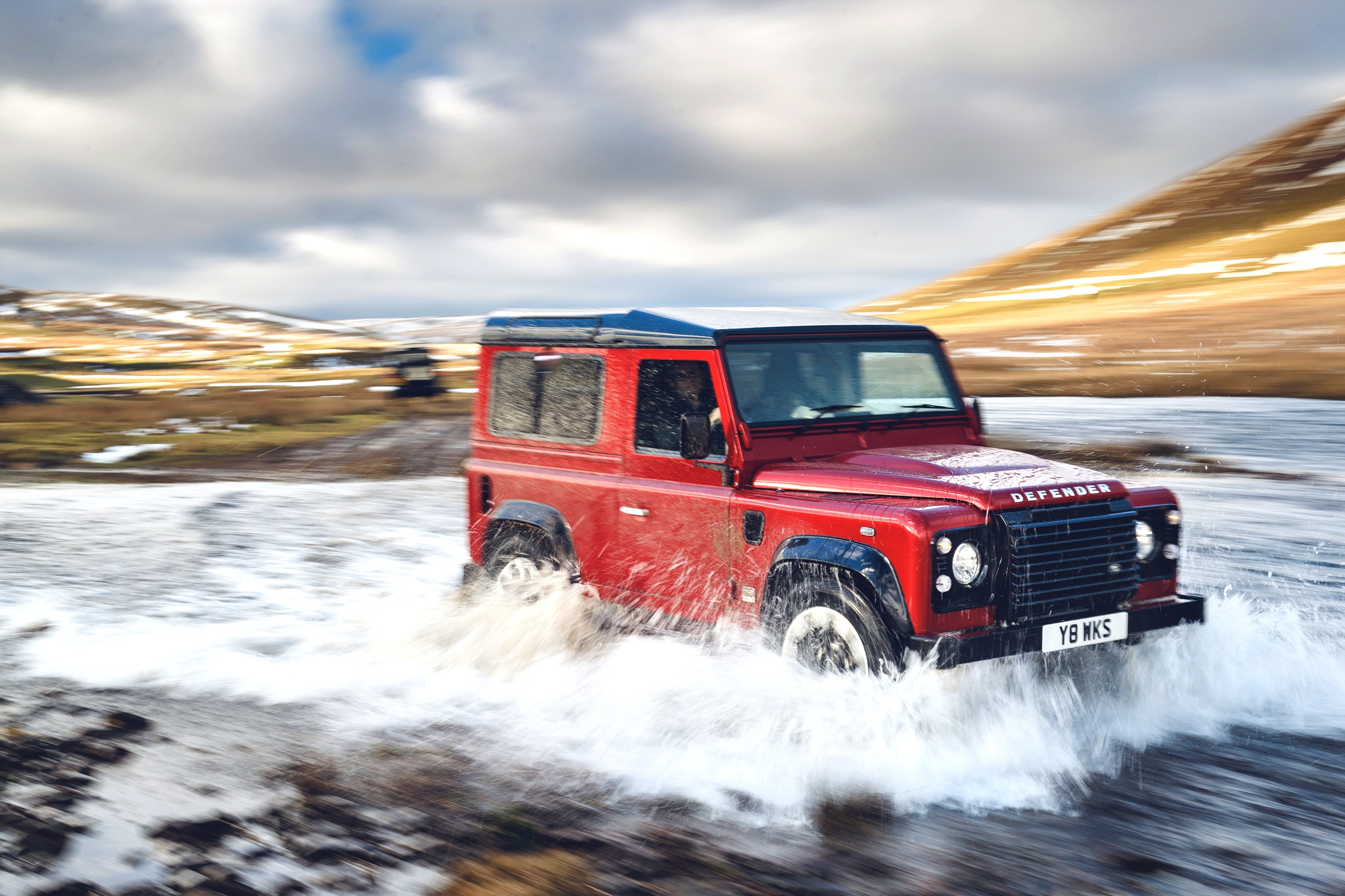 Ông Hoàng “Off-road” Land Rover Defender Works V8 tái xuất